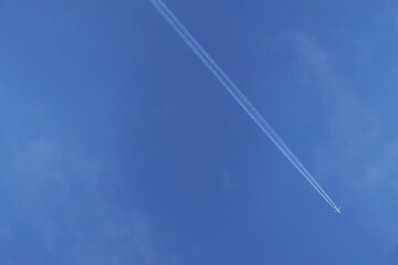 飛行機雲と大型ジェット機