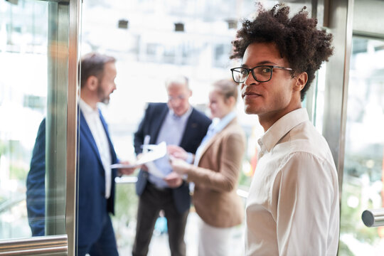 Junger Gesch&auml;ftsmann als Start-Up Gr&uuml;nder mit Afrolook
