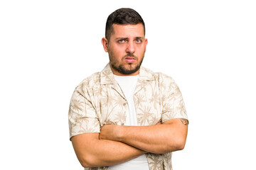 Obraz premium Young caucasian man isolated suspicious, uncertain, examining you.