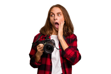 Obraz premium Young photographer caucasian woman isolated is saying a secret hot braking news and looking aside
