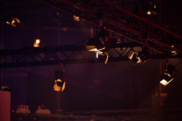 spotlights on black truss at en event 