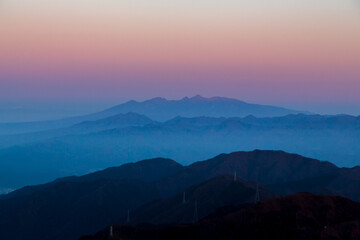 夜明けの三つ峠山頂からピンク色に染まる八ヶ岳