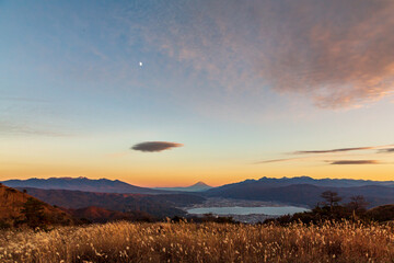Obraz na płótnie Canvas 夜明けの高ボッチ高原から諏訪湖の雲海に浮かぶ朝焼け富士山