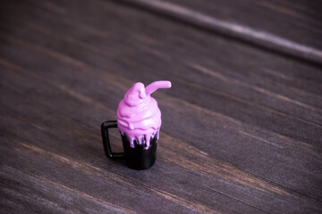 Toy glass with coffee and cream of Abbey Bominable Coffin Bean Monster high doll