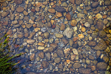 Cantos rodados en el fondo del río