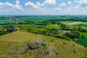 Die Ofnet-Höhlen am Rieskrater nahe Holheim in Schwaben, Ausblick ins Nördlinger Ries