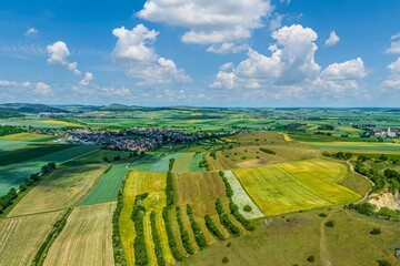 Bei den Offnet-Höhlen am Rieskrater nahe Holheim in Schwaben, Blick ins Nördlinger Ries © ARochau