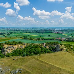 Obraz premium Ausblick gen Nördlingen vom Kraterrand nahe Holheim des Nördlinger Ries in Schwaben