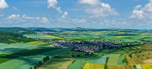 Bei den Offnet-Höhlen am Rieskrater nahe Holheim in Schwaben, Blick ins Nördlinger Ries © ARochau