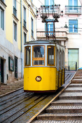 Naklejka na ściany i meble Strassenbahn in Lissabon