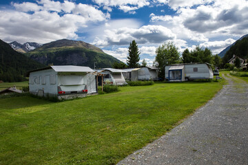 Fototapeta na wymiar Wohnwagen auf den Campingplatz in den Schweizer Alpen