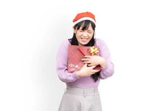 笑顔でクリスマスプレゼントを持つ女性