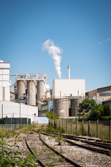 usine au pied de chemin de fer