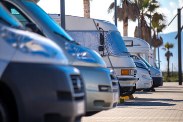 Reisemobile auf dem Stellplatz in Gibraltar in Spanien