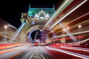 Tower Bridge bei Nacht in London mit Verkehr