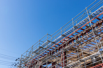 鉄骨・足場・青空
