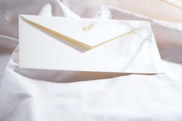 羽根の金箔が押された封筒とコピースペース