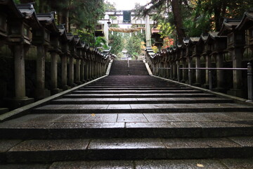 Obraz premium A Japanese temple : a scene of the access to the precincts of Hozan-ji Temple before dark in Ikoma City in Nara Prefecture 日本のお寺：奈良県生駒市の宝山寺の境内への参道の日暮れ前の風景