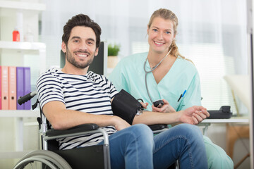 Obraz premium conversation between young attractive nurse and male patient