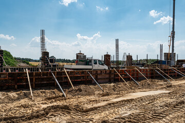 Moderne und solide Bauweise - Schalungen für den Betonguss auf einer landwirtschaftlichen...