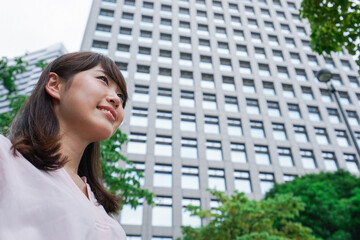 ビジネスカジュアル女性