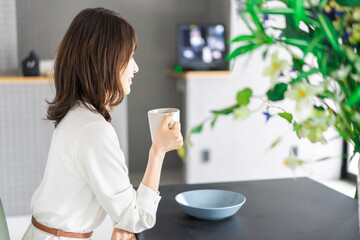 カフェでコーヒーを飲む若い女性