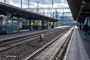 Fototapeta na wymiar Bahnsteig und Geleise am Bahnhof Dietikon in der Schweiz