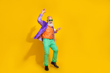 Obraz premium Full length photo of nice grandparent dancing boogie woogie enjoy festive dressed stylish colorful look isolated on yellow color background
