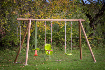 balançoire et jeux d'enfants dans un parc