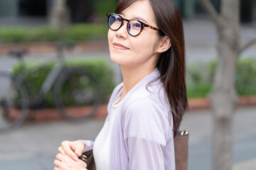 ビジネス　メガネ　女性　OL