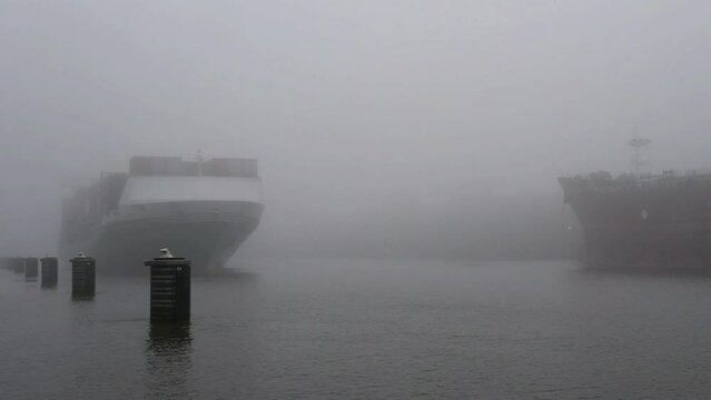 Containerschiff begegnet Tankschiff bei Nebel im Nord-Ostsee-Kanal 