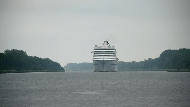 Kreuzfahrtschiff bei Nebel im Nord-Ostsee-Kanal 