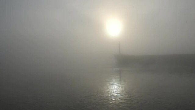 Frachter bei Nebel im Nord-Ostsee-Kanal