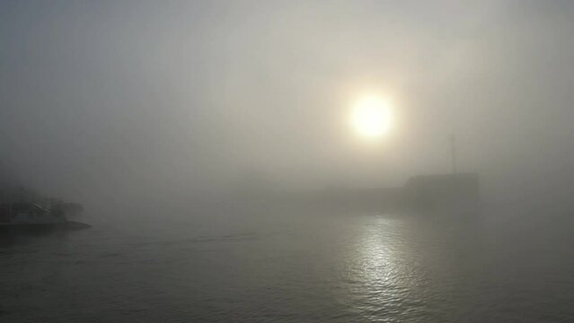 Frachtschiff f&auml;hrt bei Nebel durch den Nord-Ostsee-Kanal 