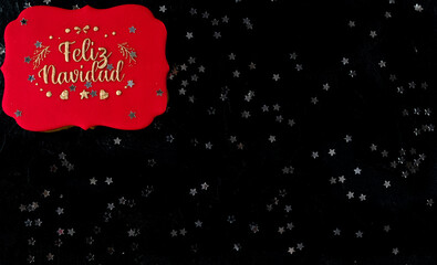 Galleta coloridas con diseño navideño y mensaje de Feliz Navidad en ella. Fondo para tarjetas