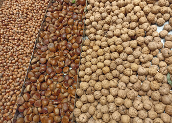 Etal avec des noix, des châtaignes et des noisettes