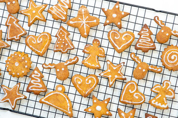 many cookies, Christmas gingerbread on a cake rack, fresh baked and iced