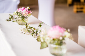 Tisch mit Blumen