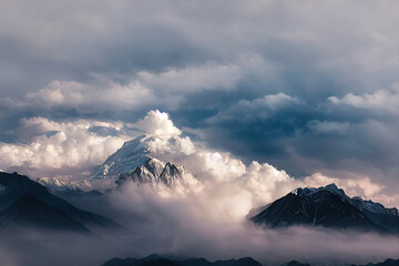 Fototapeta na wymiar 雲の上、山脈、雪山