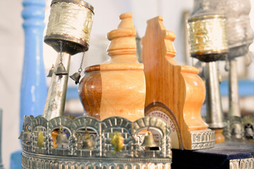 Obraz premium a beautifully ornate blue case with golden bells and crowns (rimmonim)of a torah scroll and other decorations in a synagogue in israel sefad