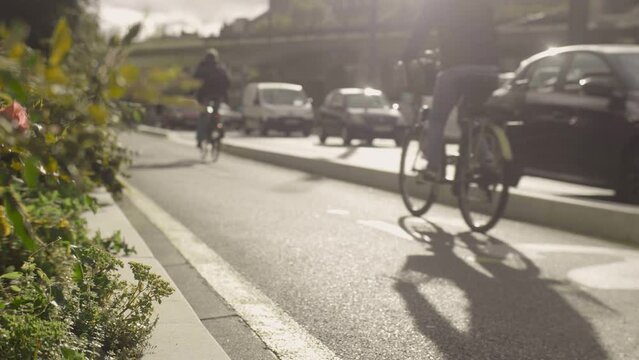 v&eacute;lo, piste cyclable, bicyclette, Grenoble, roule, route, voie, rue, voyage, trafic, transport, fl&egrave;che, signes, paysage, ciel, voiture, urbain, personne, texture, vitesse, vtt, ville, paris, France, 