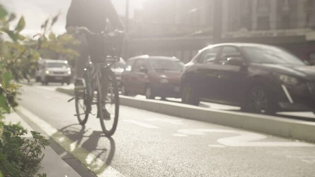 v&eacute;lo, piste cyclable, bicyclette, Grenoble, roule, route, voie, rue, voyage, trafic, transport, fl&egrave;che, signes, paysage, ciel, voiture, urbain, personne, texture, vitesse, vtt, ville, paris, France, 