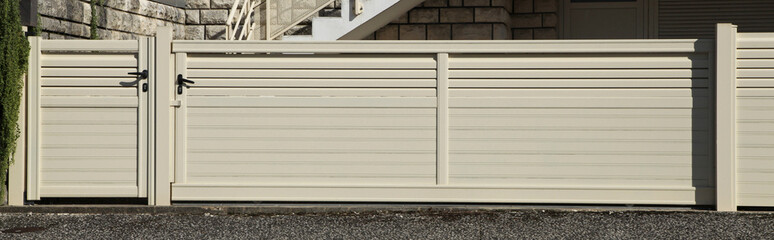 Portail en aluminium d'une maison	