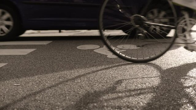 v&eacute;lo, piste cyclable, bicyclette, Grenoble, roule, route, voie, rue, voyage, trafic, transport, fl&egrave;che, signes, paysage, ciel, voiture, urbain, personne, texture, vitesse, vtt, ville, paris, France, 
