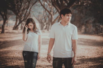 Obraz premium sad woman looking your boyfriend walking leave life her vintage style,heartbreak woman outdoor concept