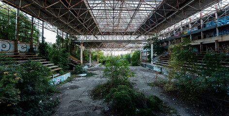 Lostplace Station Ruine zerfallen die Natur erobert alles zurück - obrazy, fototapety, plakaty