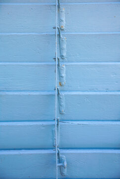 Lamellen eines alten blau gestrichenen Fensterladens aus Holz