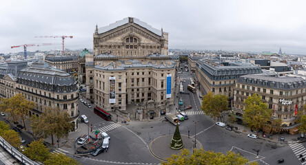 Obraz premium Paris, France - 11 21 2022: Boulevard Haussmann. Panoramic view of Paris from the roofs of Galleries Lafayette Haussmann at christmas