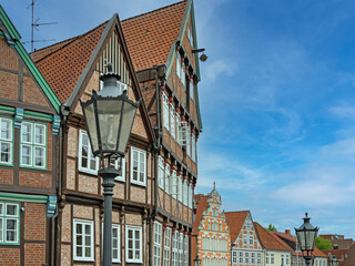 Fototapeta na wymiar Giebel alter Häuser und historische Straßenlampen in der Altstadt der Hansestadt Stade, Niedersachsen, Deutschland