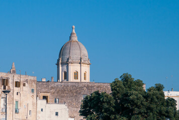 Cúpula de la Chiesa Rettoria Santa Teresa d'Avila desde la plaza Cristoforo Colombo en Monopoli,...